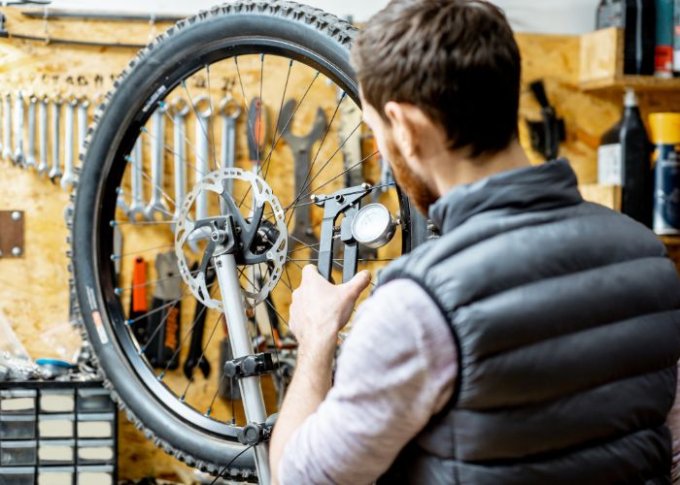 Centrowanie kół rowerowych w serwisie rowerowym