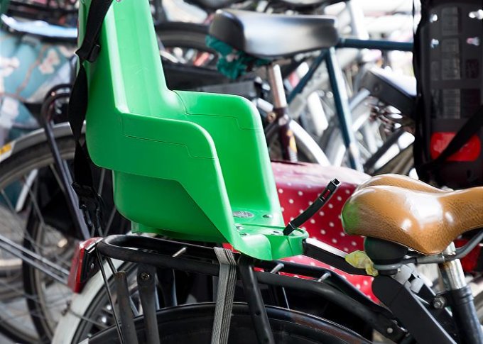 Fotelik rowerowy zamontowany na rowerze