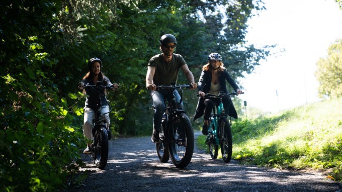 Rodzice z dzieckiem na przejażdżce rowerach elektrycznych