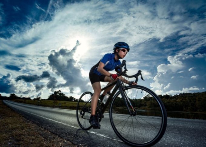 Rowerzysta jedzie na rowerze wyposażonym w opony bezdętkowe